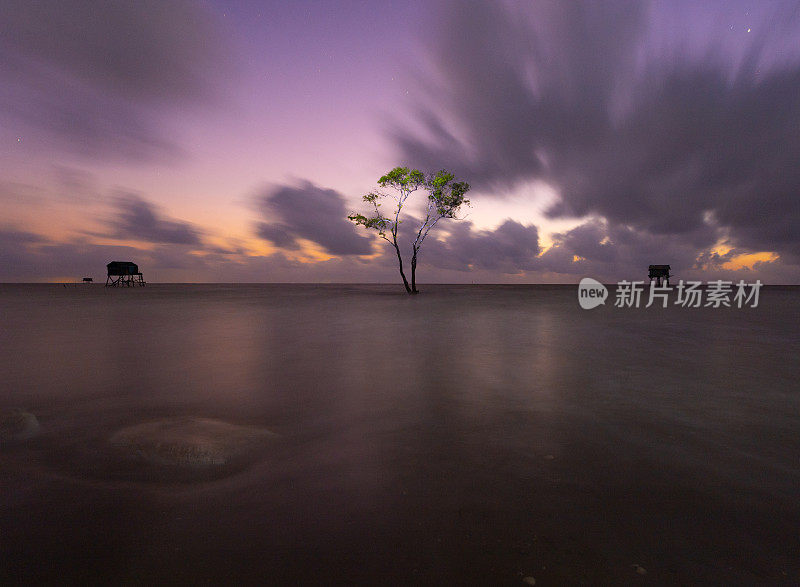 日出在Tan Thanh海滩，天江省，湄公河三角洲